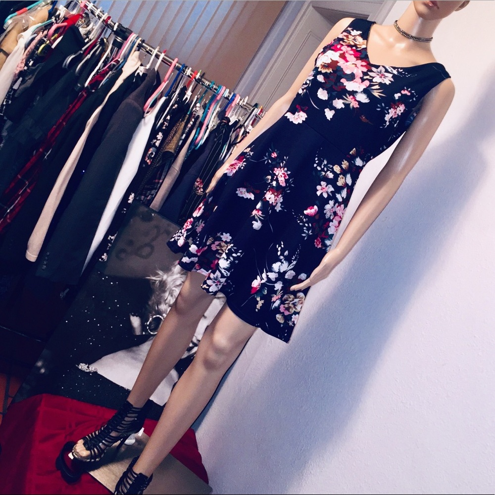 10031 floral dress size M